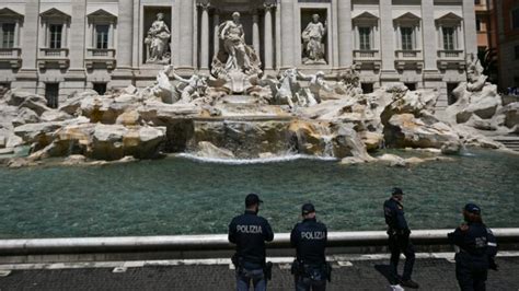 Ecologistas Ti En De Negro La Fontana Di Trevi Im Genes Uno Tv