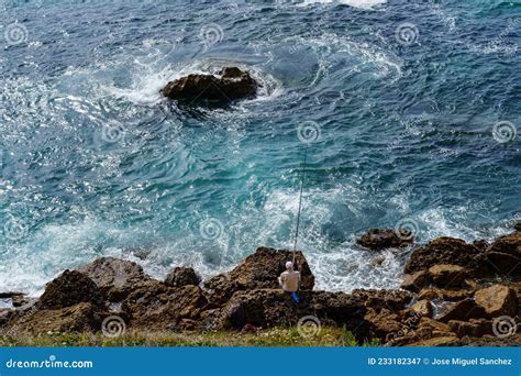 Homem Pescou Nos Penhascos Rochosos Ondas Fortes Do Mar Andarilho