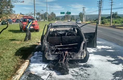 Mercedes Pega Fogo E Fica Destru Do Em Via Pr Xima Ponte Do Bragueto