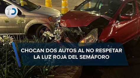 En CdMx chocan dos autos por no respetar el rojo del semáforo en