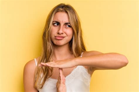 Jovem Mulher Loira Caucasiana Isolada Em Fundo Amarelo Mostrando Um