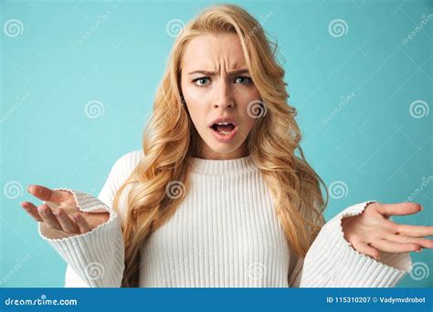 Portrait D une Jeune Fille Blonde Confuse Image stock Image du épaules gens