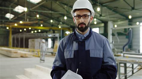 V Deo Gratis Ingeniero Cauc Sico Con Casco Y Gafas En Una Gran F Brica