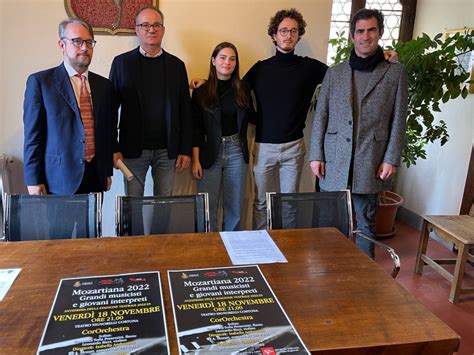 Cortona Due Giovani Solisti Sul Palco Del Signorelli Per Mozartiana