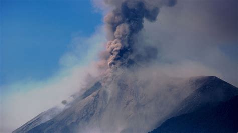 Emitieron una alerta naranja por nuevas erupciones en el Volcán de