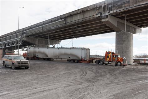 Les premières poutres caissons arrivent au chantier du nouveau pont