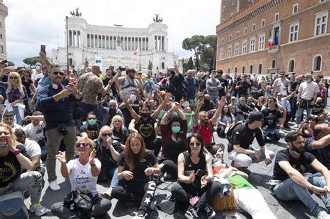 Tensione E Assembramento Alla Manifestazione Contro Il Governo