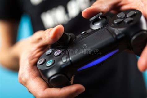 Manos Masculinas Que Sostienen Un Regulador PS4 Foto De Archivo