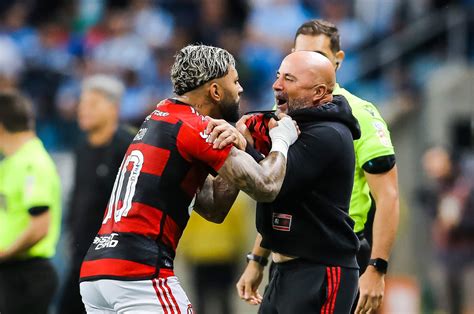 Gabigol Defende Um Trabalho Perdido De Sampaoli Em Rara Coletiva Pelo