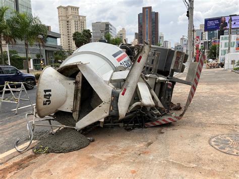 Caminh O Betoneira Tomba Na Norte Sul E Causa Lentid O No Tr Nsito