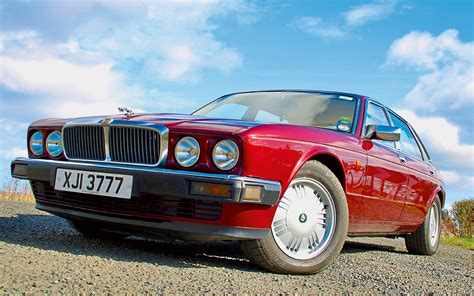 Jaguar XJ40 Gold Majestic Road Test Prestige Performance Car