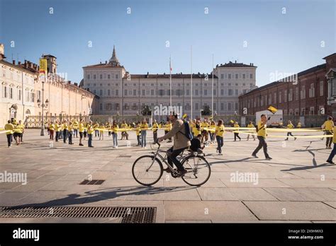 Flash Mob In Piazza Castello Per L Arrivo Della Terza Tappa Del Tour De