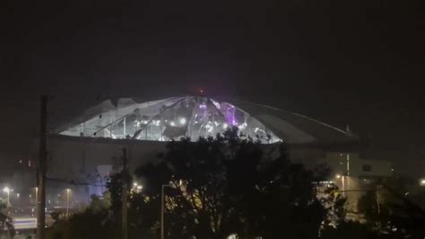 El huracán Milton arranca el techo del estadio Tropicana Field de los