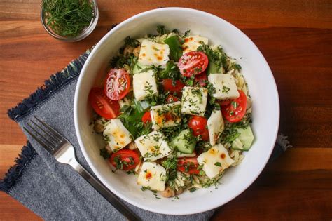 Greek Orzo Salad With Halloumi Recette Magazine