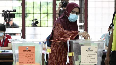 Malaysia faces hung parliament in tight election race