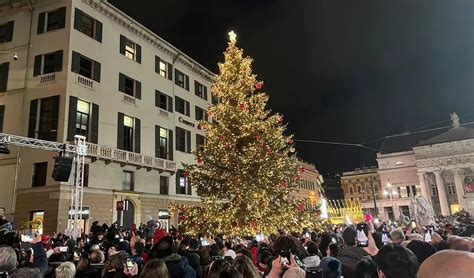 Si Accende Il Natale Di Genova La Festa In Piazza De Ferrari Con