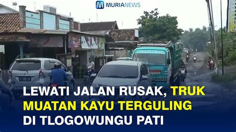 Lewati Jalan Rusak Truk Muatan Kayu Terguling Di Tlogowungu Pati Youtube