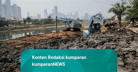 Foto Pengerukan Lumpur Sungai Ciliwung Untuk Antisipasi Banjir Saat