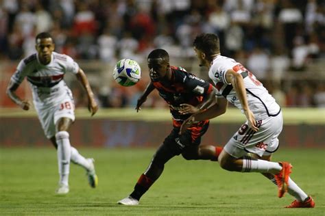 Jonathan Silva Do Ituano Fratura Tornozelo E Passa Por Cirurgia