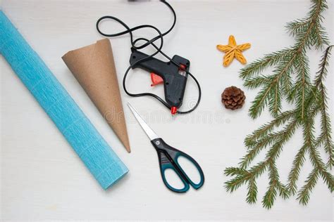 Een Kerstboom Maken Uit Papier Schaar Blauw Papier Lijm Papieren Kegel