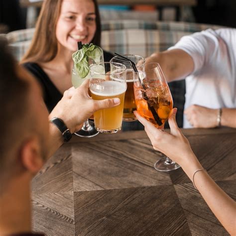 Amigos Sentados Juntos En El Bar Brindando Un Conjunto De Bebidas