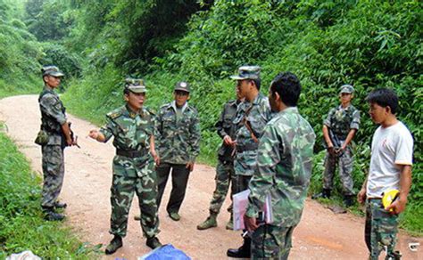 实拍解放军战士和武警战士共同巡逻执勤，这样的组合谁还敢惹