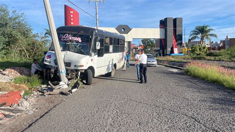 Se Impacta Cami N De Transporte P Blico Contra Un Poste Hay