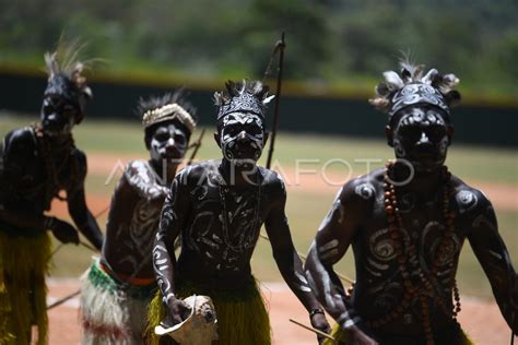 Pementasan Tari Tradisional Papua Di Pertandingan Pon Baseball Antara