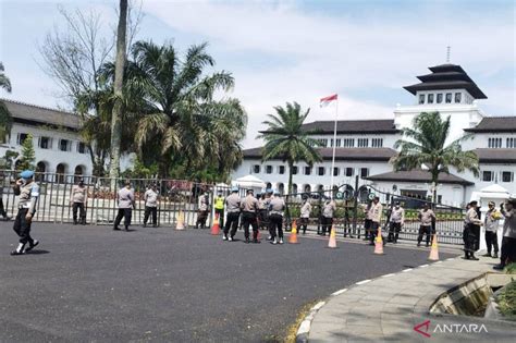 Buruh Belum Bergerak 500 Polisi Sudah Bersiaga Di Gedung Sate Bandung