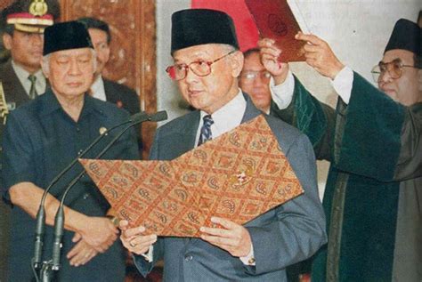 Utang Indonesia Kepada Habibie Demokrasi Pers Dan Rupiah Republika