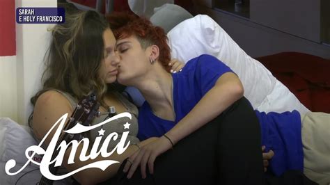 Amici Il Bacio Tra Sarah E Holy Francisco Youtube