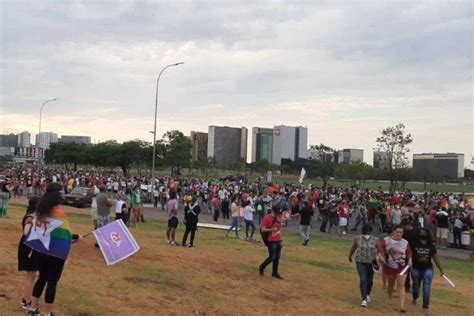 Manifestantes Protestam Contra Bolsonaro Na Esplanada Dos Ministérios