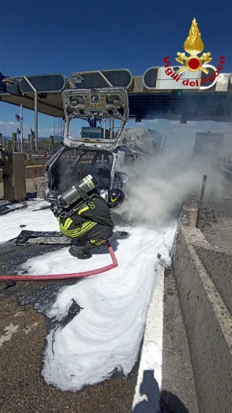 Auto Prende Fuoco Al Casello Momenti Di Paura Tra Gli Automobilisti