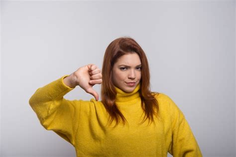 Zuversichtlich Junge Frau Zeigt Daumen Nach Unten Kostenlose Foto