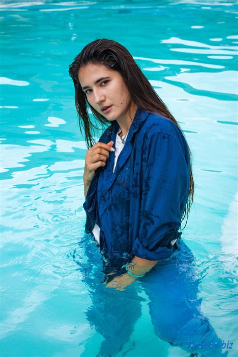 Wetlook Girl Swimming Fully Clothed In Pool R Wetgirlswetlook