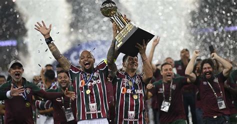 Emocionado Felipe Melo dedica título da Recopa a torcedores do