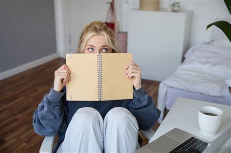Portrait d une jolie femme blonde assise devant une caméra numérique et un ordinateur portable