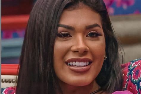 Pocah cai em prantos ao reencontrar a filha após eliminação do BBB21