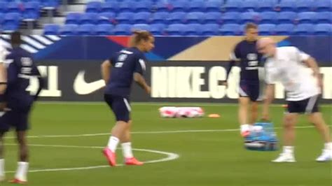 Francia se entrena con la vista puesta en el partido de mañana ante