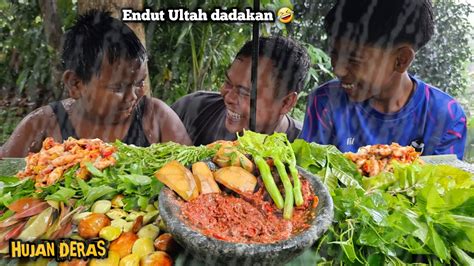 Hujan Deras Mukbang Sambal Cumi Pesta Lalapan Mentah Jengkol