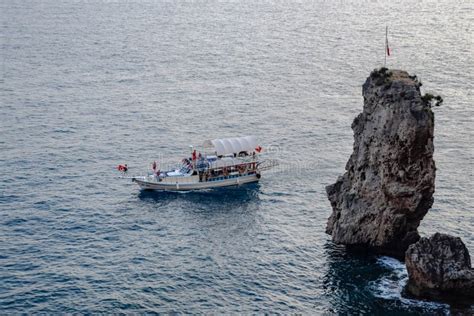 Las Velas Del Yate A Lo Largo De La Costa Rocosa Una Excursi N La