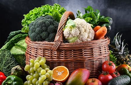 Composición con verduras y frutas orgánicas variadas Stockphoto