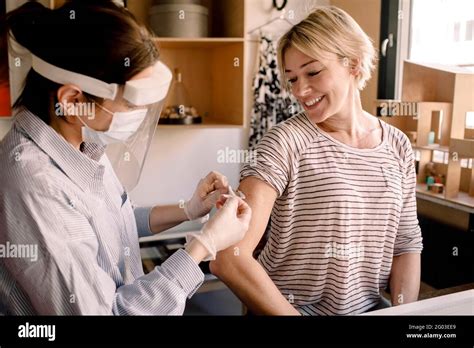 Mature Nurse Hi Res Stock Photography And Images Alamy