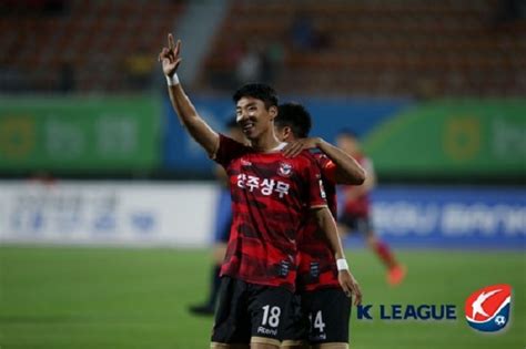 Tf프리즘 2부리거 어때서~ 해트트릭 폭발 이정협 과정이 더 빛났다 축구 기사 더팩트