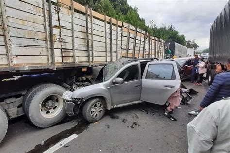 Tractomula Al Parecer Sin Frenos Causó Accidente En La Vía Bogotá Tunja 9 Carros Afectados