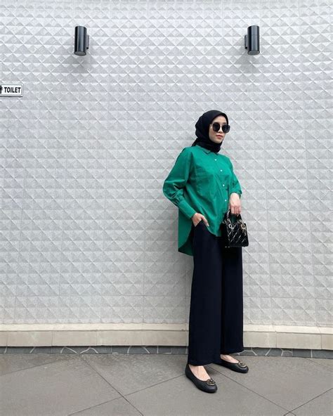 Ide Outfit Hijab Dengan Simple Menggunakan Kemeja Jeans Rok Maupun