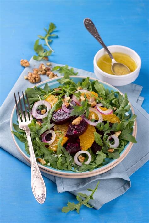 Insalata Sana Della Barbabietola Con L Arancia La Rucola La Cipolla