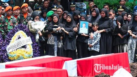 Suasana Haru Iringi Pemakaman Awak Pesawat Tucano Tni Au Di Tmp Untung