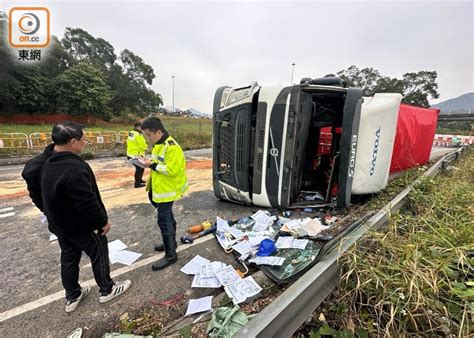 元朗公路貨櫃車自炒 翻側路中司機一度被困｜即時新聞｜港澳｜oncc東網