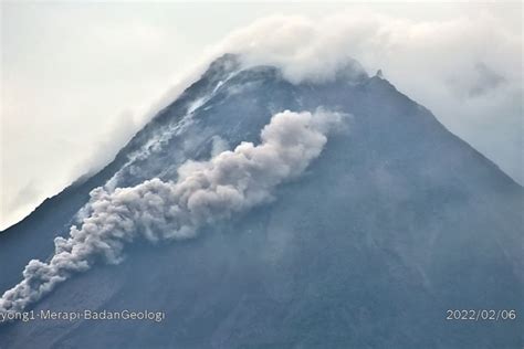 Gunung Merapi Luncurkan Dua Kali Awan Panas Guguran Hingga Km